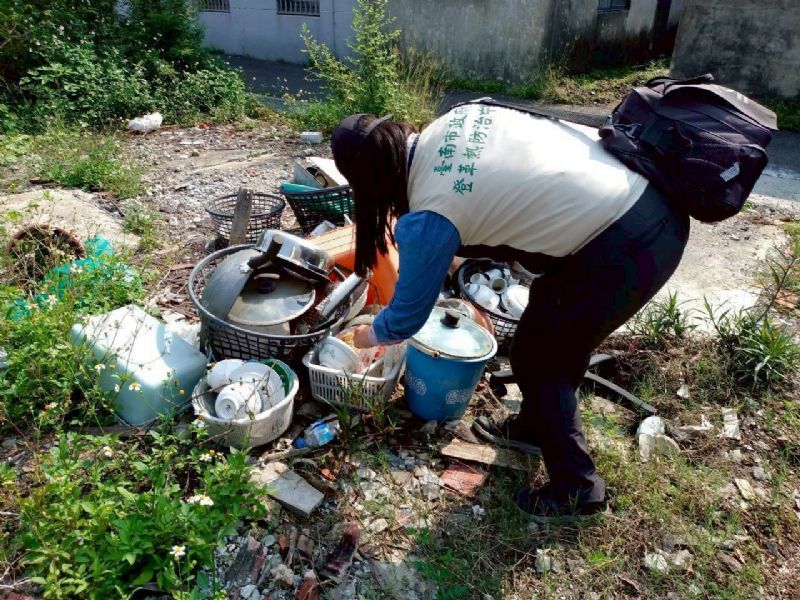 監測人員執行環境巡查嚴防孳生登革熱病媒蚊